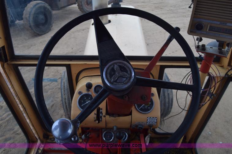 image for item AW9892 Case 930 Comfort King tractor