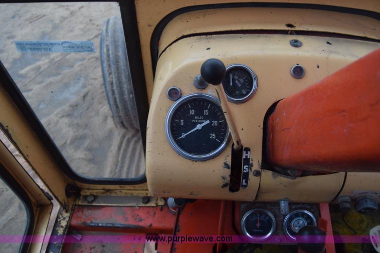 image for item AW9892 Case 930 Comfort King tractor