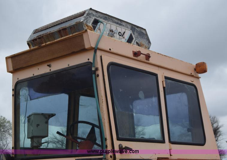 image for item AW9892 Case 930 Comfort King tractor