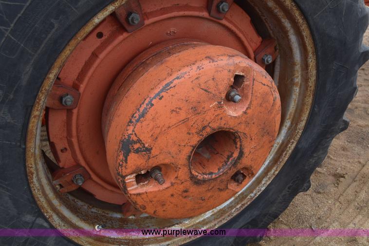 image for item AW9892 Case 930 Comfort King tractor