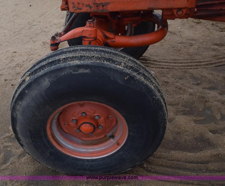 image for item AW9892 Case 930 Comfort King tractor