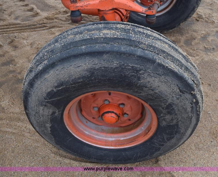 image for item AW9892 Case 930 Comfort King tractor