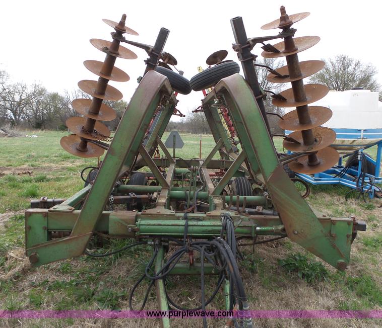 image for item BL9542 John Deere T2030 off-set disk