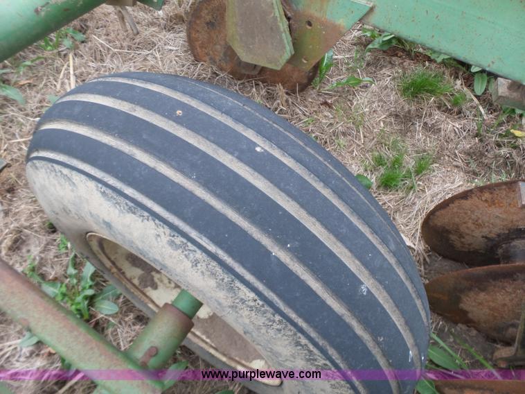 image for item BL9542 John Deere T2030 off-set disk