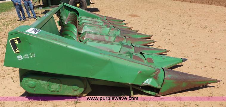 image for item J7537 John Deere 843 corn head