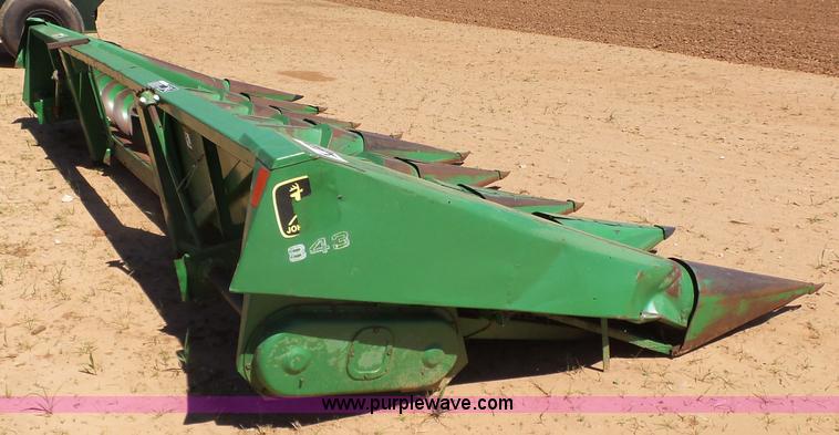 image for item J7537 John Deere 843 corn head
