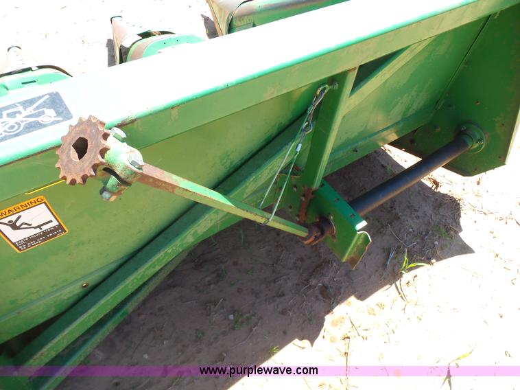 image for item J7537 John Deere 843 corn head