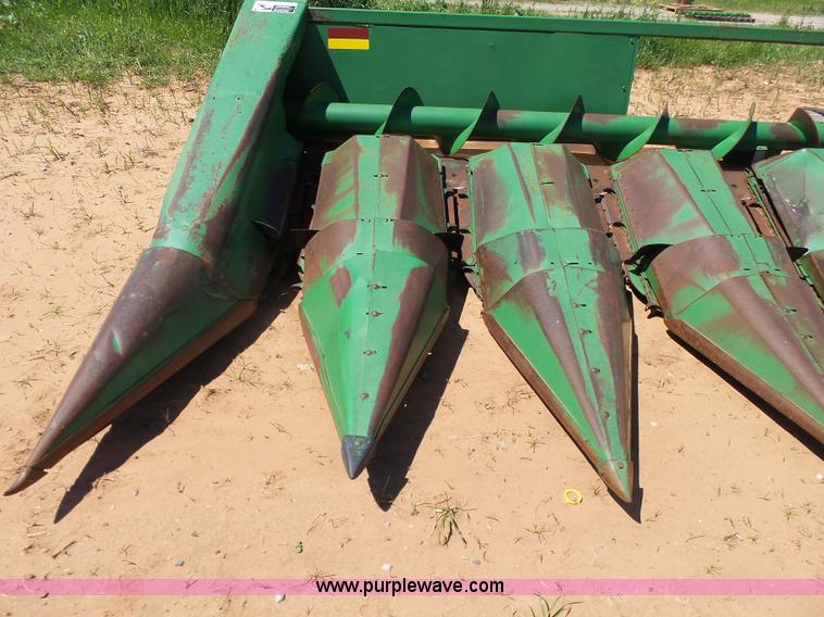 image for item J7537 John Deere 843 corn head