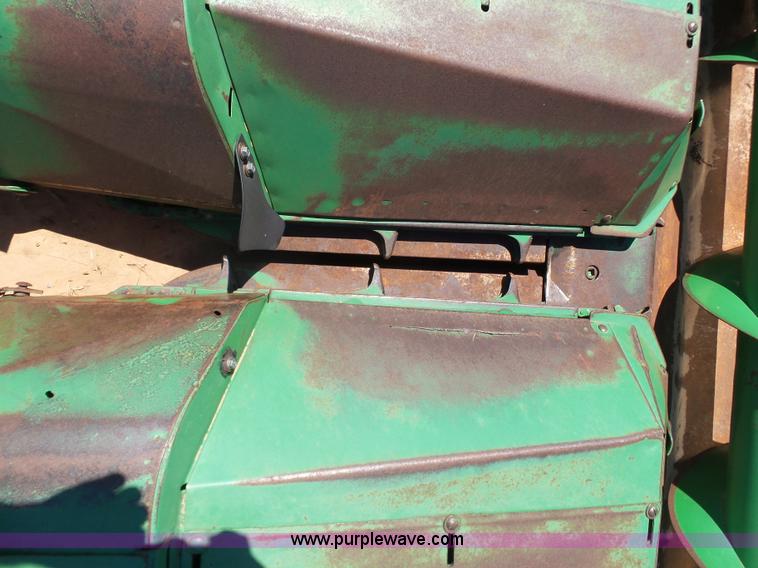 image for item J7537 John Deere 843 corn head