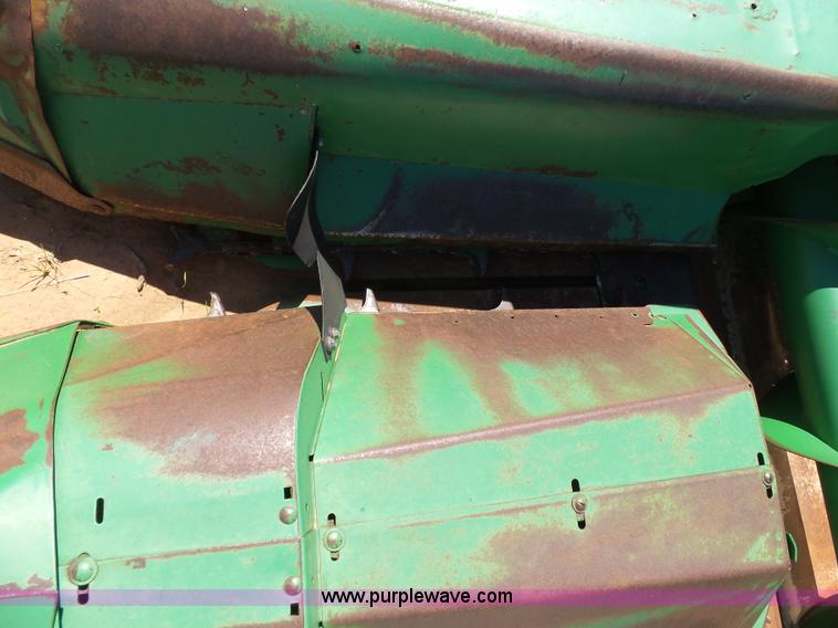 image for item J7537 John Deere 843 corn head