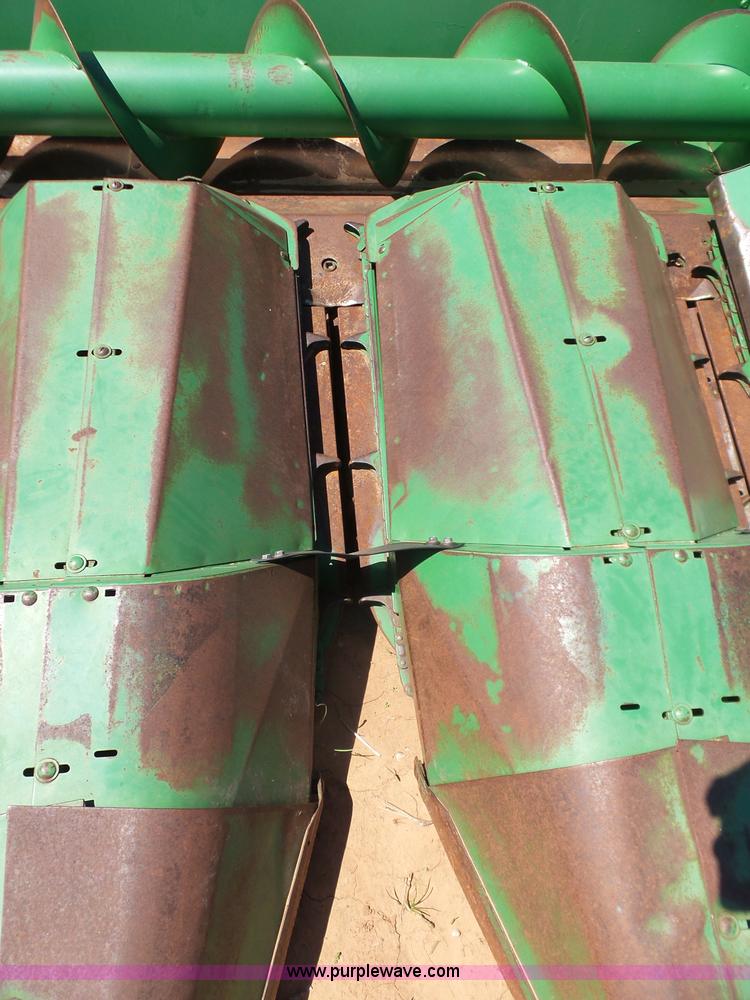 image for item J7537 John Deere 843 corn head