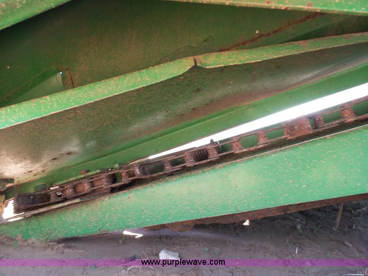 image for item J7537 John Deere 843 corn head