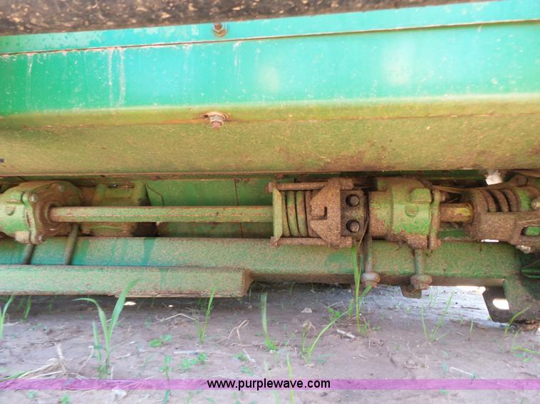 image for item J7537 John Deere 843 corn head