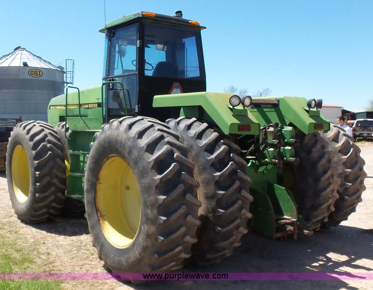 image for item J7539 1990 John Deere 8760 4WD tractor