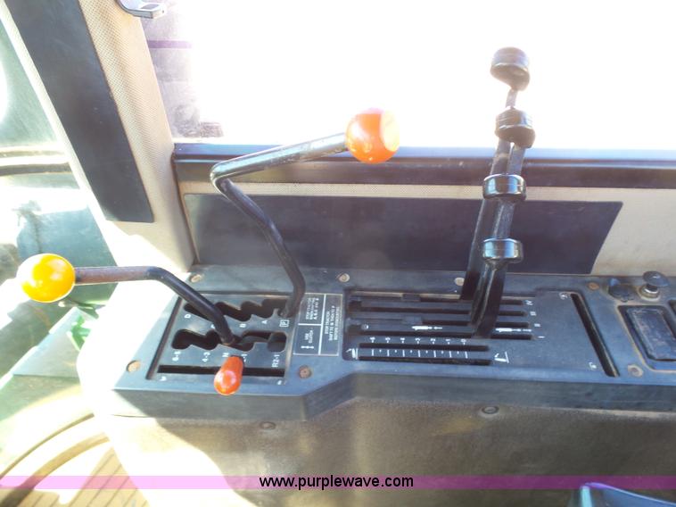 image for item J7539 1990 John Deere 8760 4WD tractor