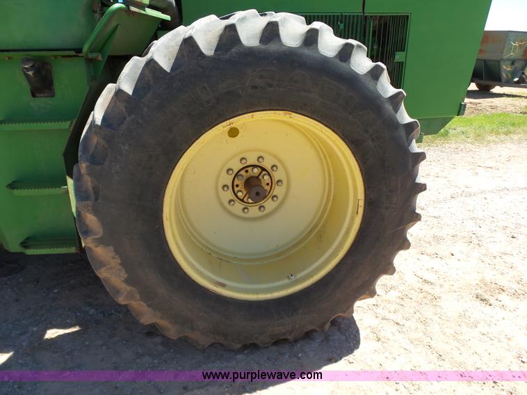 image for item J7539 1990 John Deere 8760 4WD tractor