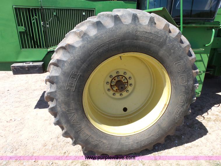 image for item J7539 1990 John Deere 8760 4WD tractor