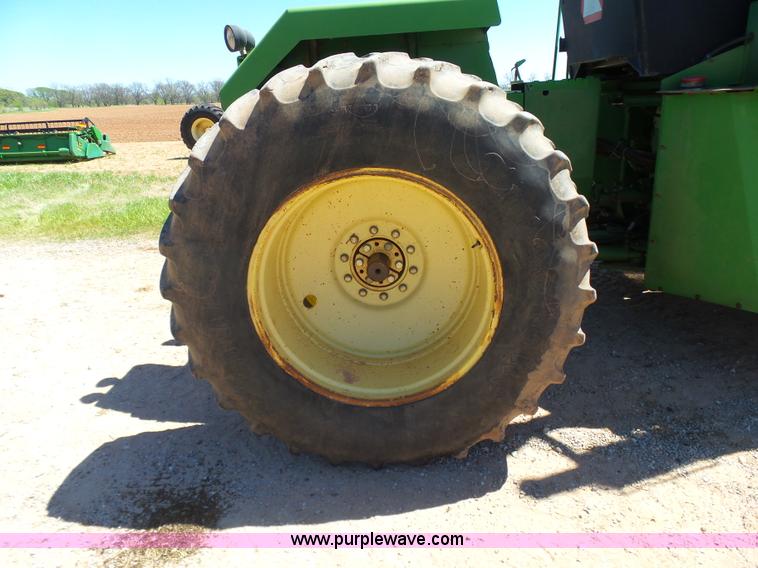 image for item J7539 1990 John Deere 8760 4WD tractor
