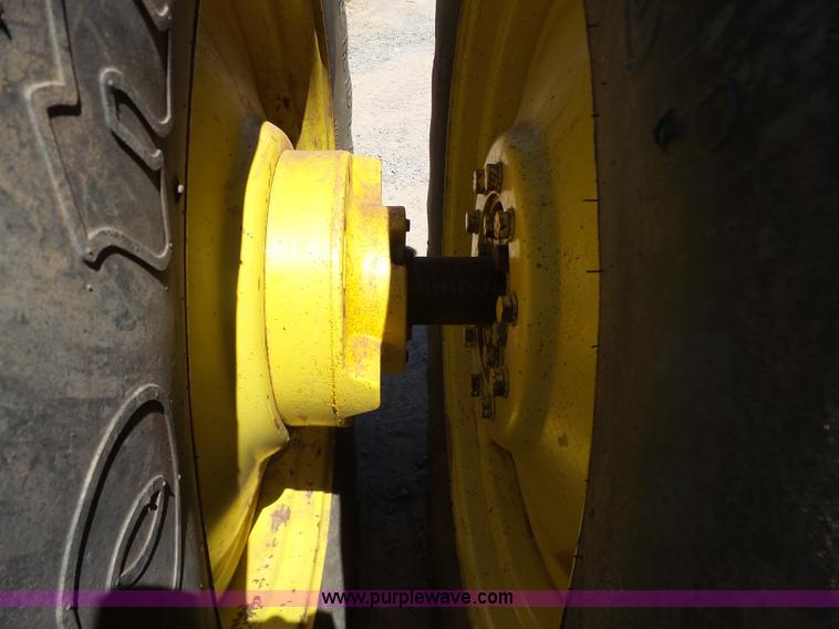 image for item J7539 1990 John Deere 8760 4WD tractor