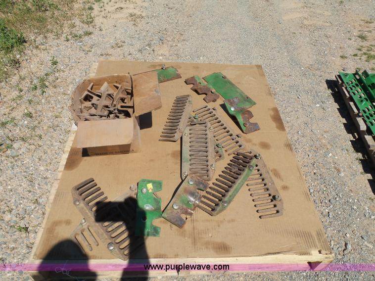 image for item J7541 1998 John Deere CTS II RWA combine