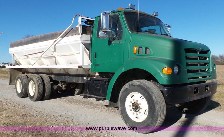 image for item J7647 2000 Sterling L7500 dry spreader applicator truck