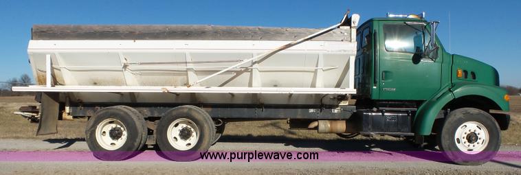 image for item J7647 2000 Sterling L7500 dry spreader applicator truck