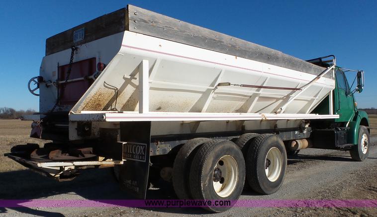 image for item J7647 2000 Sterling L7500 dry spreader applicator truck