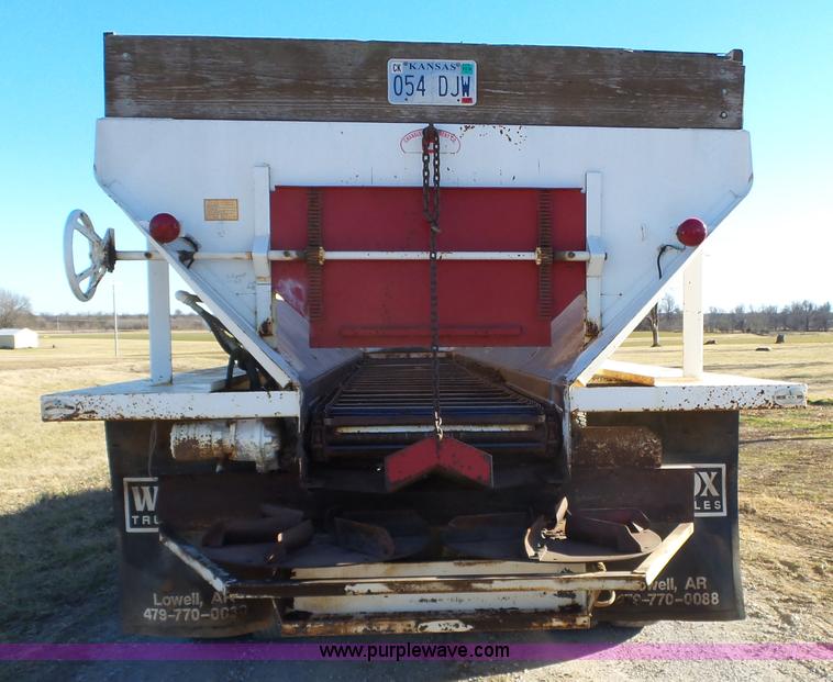 image for item J7647 2000 Sterling L7500 dry spreader applicator truck