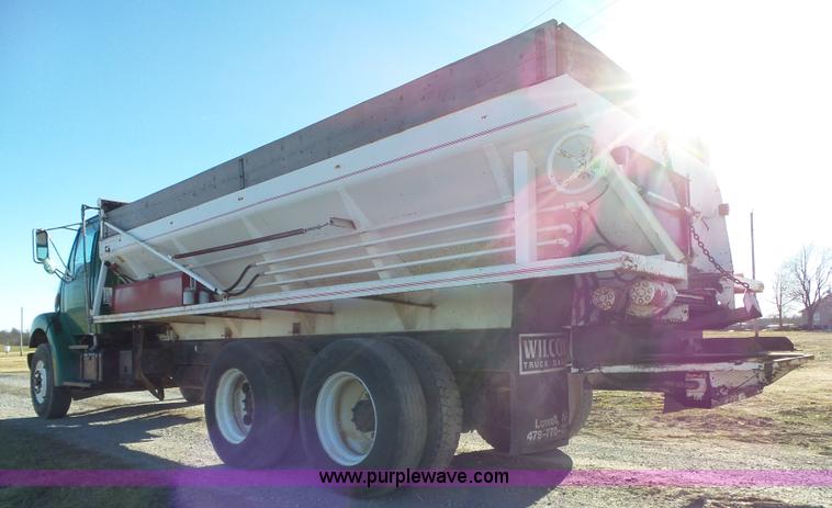 image for item J7647 2000 Sterling L7500 dry spreader applicator truck
