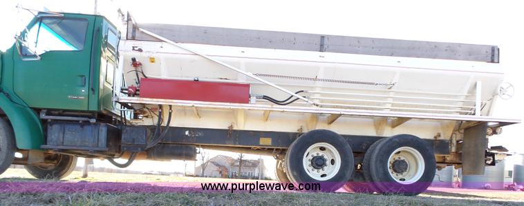 image for item J7647 2000 Sterling L7500 dry spreader applicator truck
