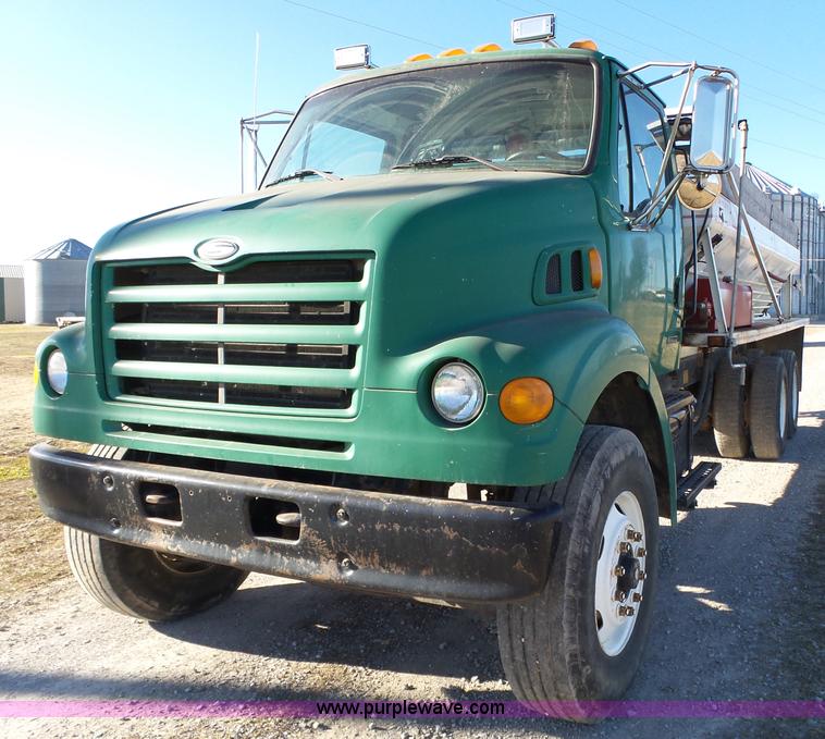 image for item J7647 2000 Sterling L7500 dry spreader applicator truck