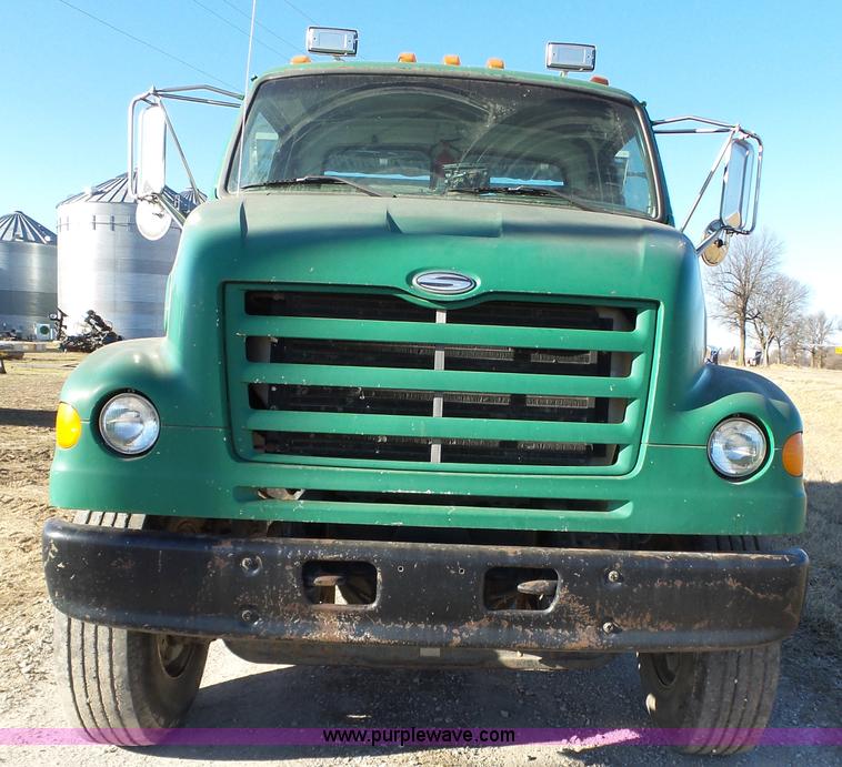 image for item J7647 2000 Sterling L7500 dry spreader applicator truck