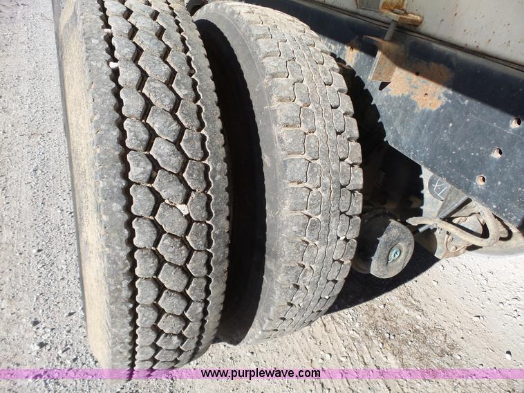 image for item J7647 2000 Sterling L7500 dry spreader applicator truck