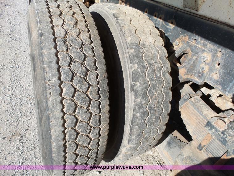 image for item J7647 2000 Sterling L7500 dry spreader applicator truck