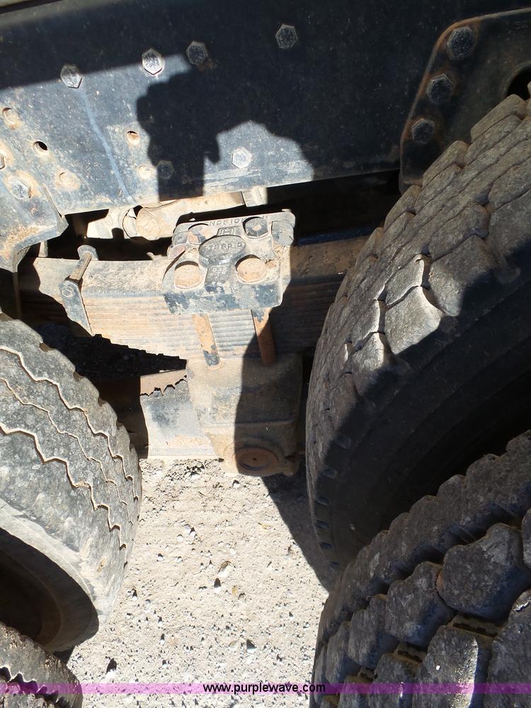 image for item J7647 2000 Sterling L7500 dry spreader applicator truck