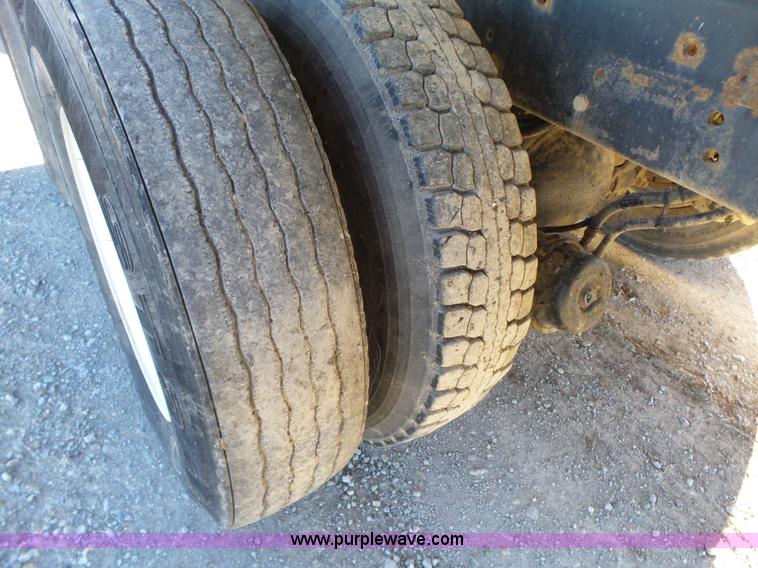 image for item J7647 2000 Sterling L7500 dry spreader applicator truck