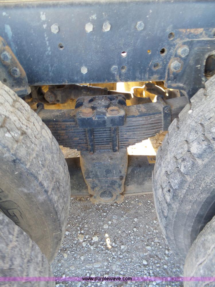 image for item J7647 2000 Sterling L7500 dry spreader applicator truck