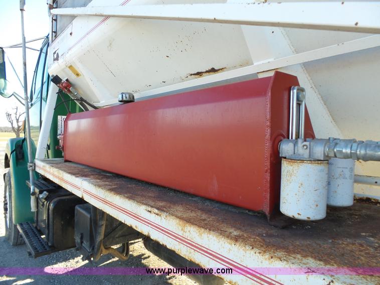 image for item J7647 2000 Sterling L7500 dry spreader applicator truck