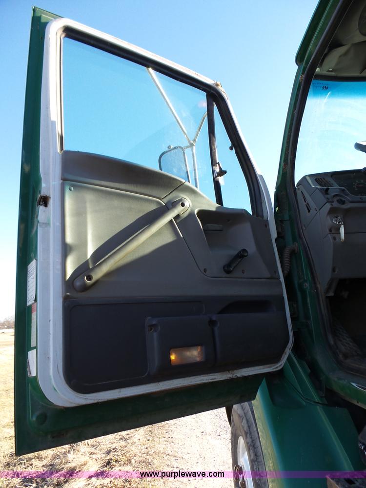 image for item J7647 2000 Sterling L7500 dry spreader applicator truck