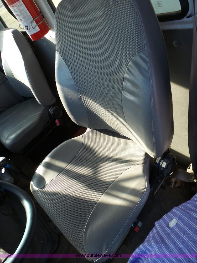 image for item J7647 2000 Sterling L7500 dry spreader applicator truck