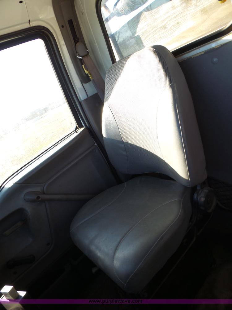 image for item J7647 2000 Sterling L7500 dry spreader applicator truck