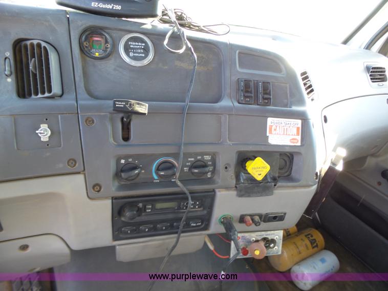 image for item J7647 2000 Sterling L7500 dry spreader applicator truck