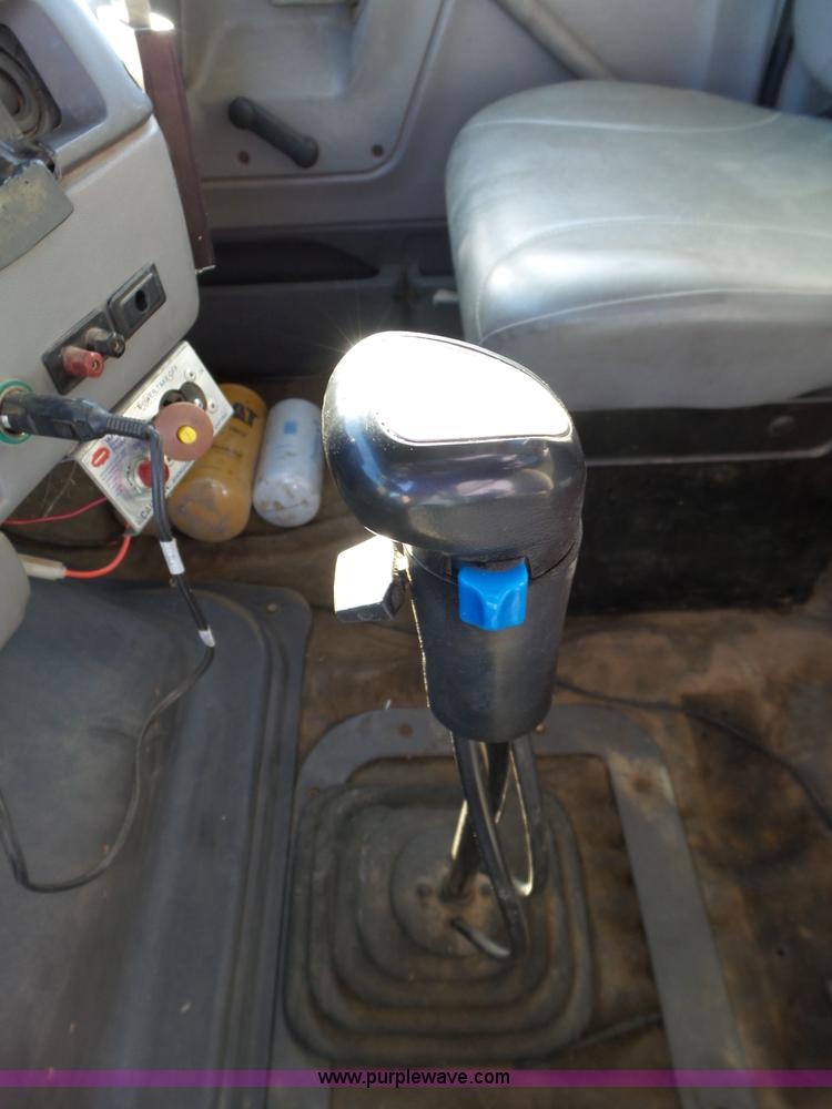 image for item J7647 2000 Sterling L7500 dry spreader applicator truck