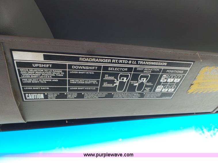 image for item J7647 2000 Sterling L7500 dry spreader applicator truck