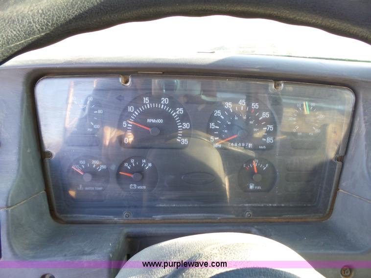 image for item J7647 2000 Sterling L7500 dry spreader applicator truck