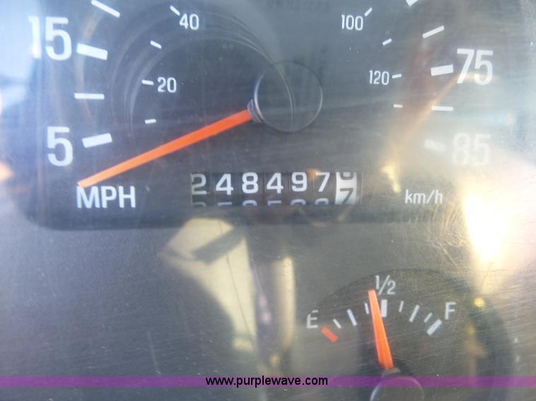 image for item J7647 2000 Sterling L7500 dry spreader applicator truck