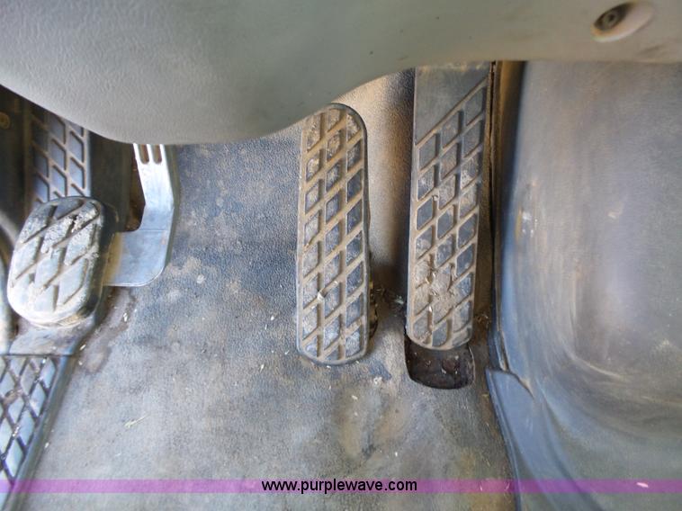 image for item J7647 2000 Sterling L7500 dry spreader applicator truck