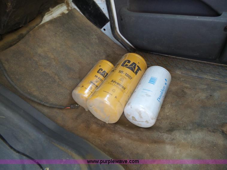 image for item J7647 2000 Sterling L7500 dry spreader applicator truck