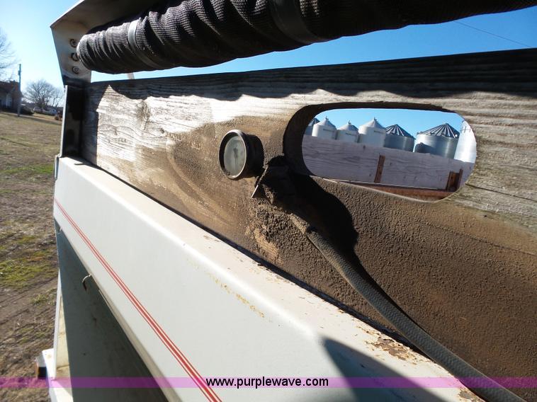 image for item J7647 2000 Sterling L7500 dry spreader applicator truck