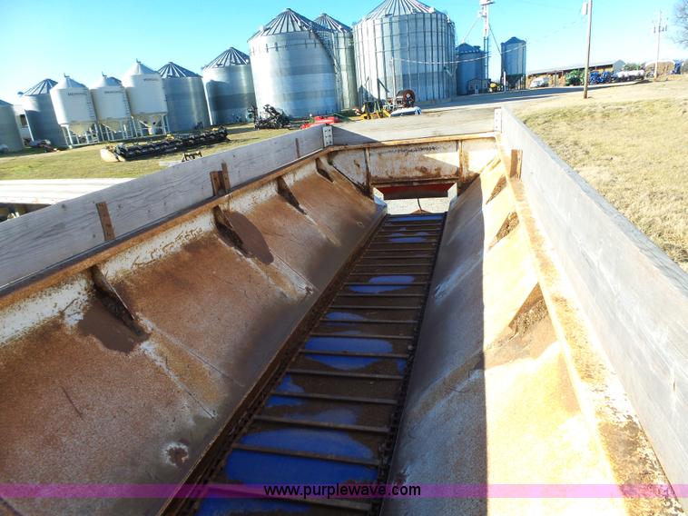 image for item J7647 2000 Sterling L7500 dry spreader applicator truck